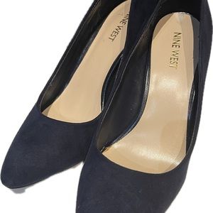 Navy blue suede pump